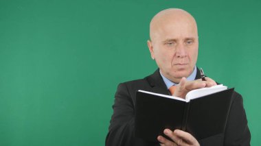 Gündemi yeşil ekran arka plan ile kullanarak işadamı görüntüsü