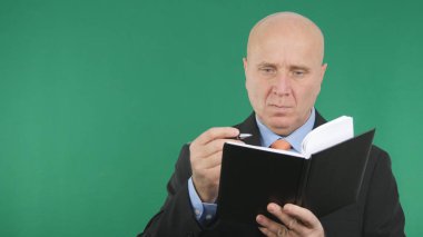 Gündem ve yeşil ekran arka planda çalışan işadamı görüntüsü