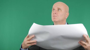 Yeşil ekran arka planda bir inşaat Plan okuma işadamı