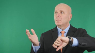 Endişeli işadamı kol saati denetleyin ve sinir Gesticulate