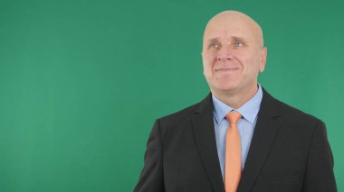 Mutlu bir işadamı ile gülümseyen ve kendine güvenen görüntü