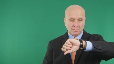 Endişeli işadamı kol saati denetleyin ve sinir Gesticulate