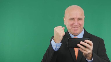 Mutlu işadamı cep telefonu metin okuma zafer el hareketleri yapmak