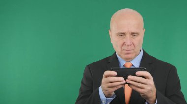 Cep telefonu kullanarak meşgul işadamı metin