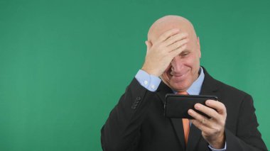 Mutlu işadamı gülümseme ve bir cep telefonu metin okuma Gesticulate