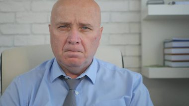 Gergin ve hayal kırıklığına işadamı görüntü iç Ofis Oda