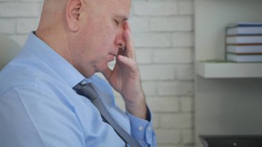 Ofis Oda görüntüdeki sorunlu düşünme endişeli işadamı