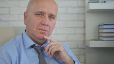 Yakışıklı ve memnun bir işadamı görüntü iç Ofis Oda