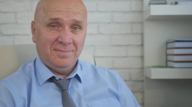 Ofis Oda görüntüdeki mutlu gülümseyen iş adamı