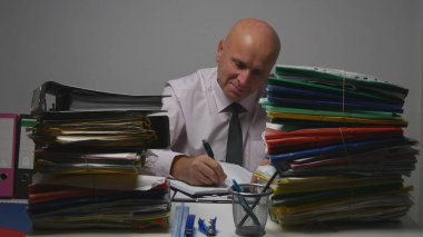 Mutlu işadamı görüntü gülümseme ve mali arşiv salonunda