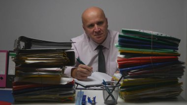 İşadamı görüntü gülümseyen ve belgeleri sayma Arşiv odasında çalışma