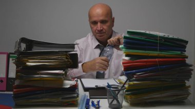 Susuz işadamı çalışma ve taze su ile bir şişe açılış