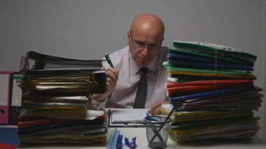 İşadamı mali belgelerde arıyorsunuz Arşiv Office odasında çalışma