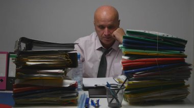 Meşgul işadamı muhasebe Arşiv odasında mali belgeleri okuma