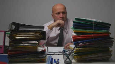 Office bakmak mali arşivindeki çalışan meşgul işadamı görüntüsü