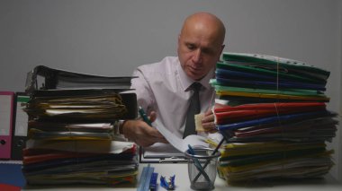 Sandviç ve okuma finansal belgeler Office odada yemek işadamı