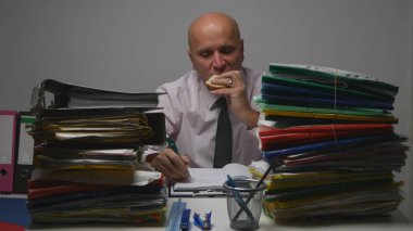 Bir sandviç al kahvaltı oda ofis yiyip işadamı