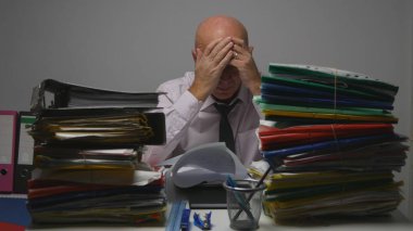 Yorgun işadamı birçok belge ile Arşiv odasında çalışkan