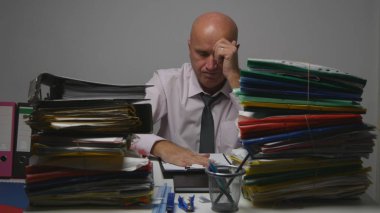 Kendine güvenen işadamı okuma sözleşmeler ve belgeler Arşiv odasında