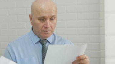 İşadamı resim okuma belgelerini ve oda ofis sözleşmelerinde