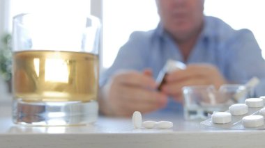 Alkol ve uyuşturucu bağımlısı kişi görüntü