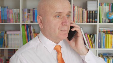 Cep telefonu kullaranarak Office Oda görüntüdeki işadamı