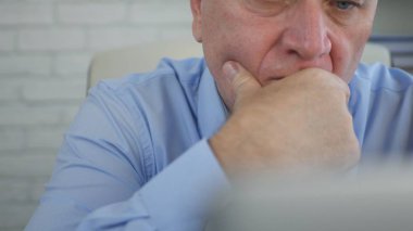 İşadamı görüntü dizüstü elektronik belgeleri okuma