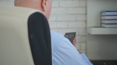 İşadamı Office oda sandalye metin istimal hareket eden telefon