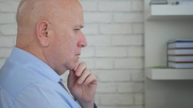 Dalgın ve oda ofis içinde sorunlu işadamı üzgün