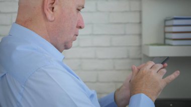 Kendine güvenen işadamı cep telefonu kullanarak çevrimiçi bilgilere erişme