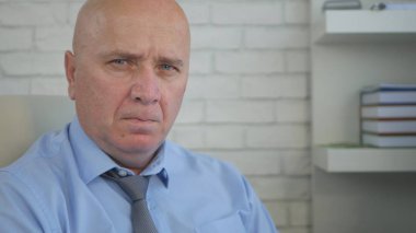 İşadamı görüntü Office kötü iç bakarak kamera sahip olmanın kötü bir bak