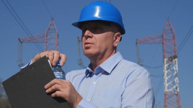 Susuz mühendis elektrikçi iş ve içecek temiz su