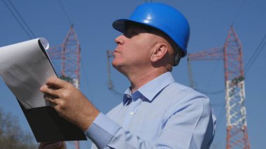 Mühendis görüntü iş el Pano ile enerjik altyapı incelemek
