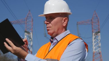 Ciddi ve kendine güvenen mühendis yansıma yazma gündemindeki