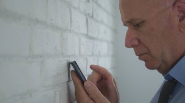 İşadamı görüntüsü metnini kullanarak cep telefonu