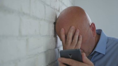 Umutsuz işadamı cep telefonu kötü haberleri okuduktan sonra gergin el hareketi