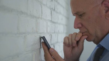 İşadamı cep telefonunda hayal kırıklığına finansal kötü haber okuma