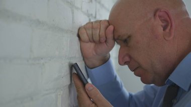 Üzgün ve hayal kırıklığına işadamı cep telefonu kötü Finansal haber okuma