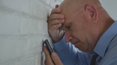 Cep telefonu mesajı hayal kırıklığına arıyor işadamı üzgün