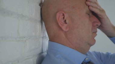 Bir baş ağrısı kalmak acı umutsuz işadamı görüntü kafasına eller