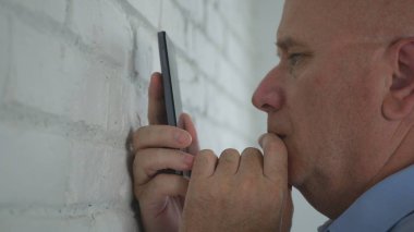 Cep telefonunuzda bir iletiyi okumayı düşünüyorum iş adamı