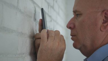 Cep telefonu kullanarak ciddi işadamı metin