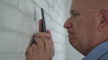 Sinirli ve gergin bir işadamı okuma bir cep telefonu metin hayal kırıklığına