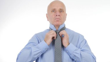 Bir iş toplantısı önce onun Knot kravat düzenlenmesi işadamı