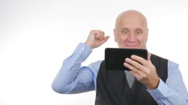 Mutlu işadamı kullanım Tablet okuma iyi finansal haber yapmak zafer el hareketleri