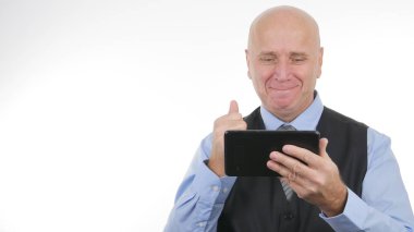 Mutlu işadamı kullanım Tablet ve okuma iyi haber