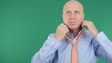 İşadamı düğüm kravatını yeşil arka plan iş toplantıda önce düzenlenmesi