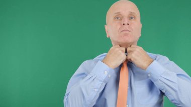 İşadamı düğüm kravatını yeşil arka plan iş toplantıda önce düzenlenmesi