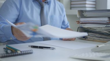 İşadamı finansal muhasebe Office belgelerinde ile çalışma