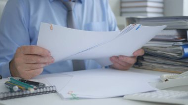 İşadamı Muhasebe Dairesi belgelerle çalışma